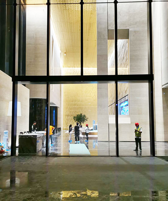 玻璃平移自动门-岁宝国展中心案例实拍图片.jpg